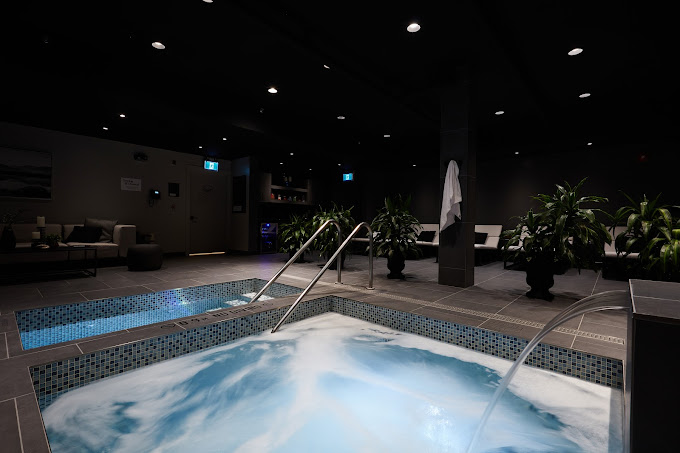 An indoor pool and hut tub at Ska Spa ind downtown Calgary